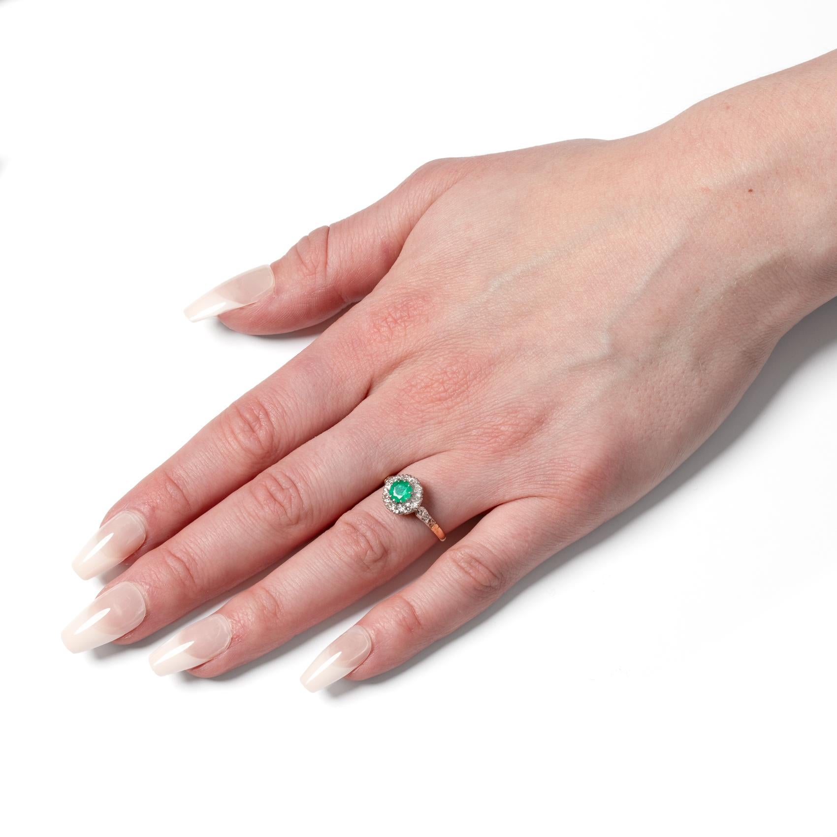 Late Deco 0.60ct Emerald and Diamond Cluster Ring, c.1940s Bon état - En vente à London, GB