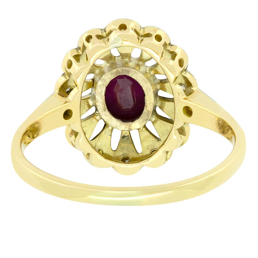 Taglio ovale Anello a grappolo di rubini e diamanti in stile tardo-decò da 0,60 carati, 1930 ca. in vendita