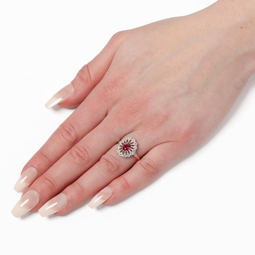 Anello a grappolo di rubini e diamanti in stile tardo-decò da 0,60 carati, 1930 ca. In condizioni buone in vendita a London, GB