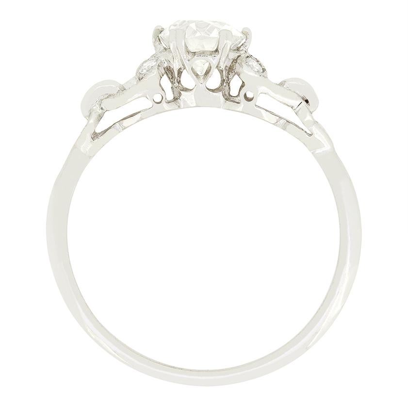Dieser schöne Solitärring stammt aus der Zeit des Spätdekos und ist mit einem funkelnden alten Diamanten im Kissenschliff besetzt. Der 0,76 Karat schwere Diamant hat eine Farbe von I und eine Reinheit von VS2. Der zentrale Stein ist in einer