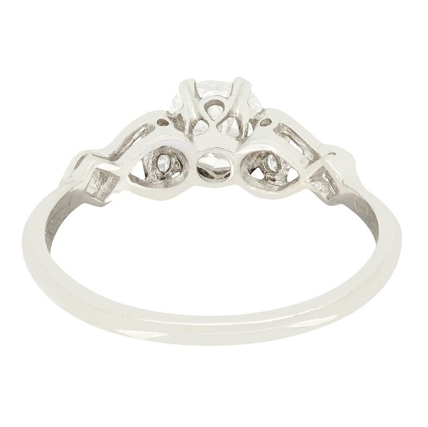Spätdeko-Diamant-Solitärring (0,76 Karat), um 1940 (Antiker Kissenschliff) im Angebot