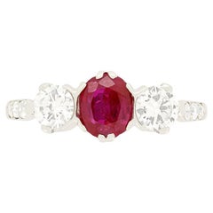 Anillo de tres piedras con rubíes y diamantes de 0,80 ct, estilo Decó tardío, c.1940