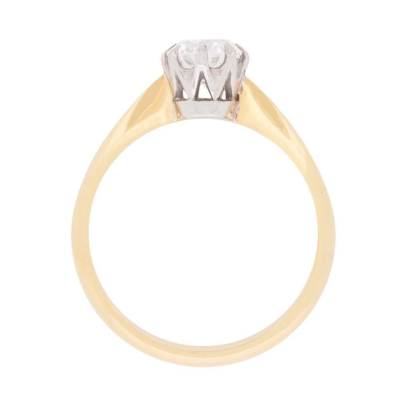 Dieser Ring hat ein klassisches und zeitloses Design. Die Hauptattraktion ist ein runder Brillant von 0,81 Karat, der die Farbe H und die Reinheit SI1 aufweist. Er ist in einer für die damalige Zeit typischen Platinklemme gefasst. Der Schaft ist aus
