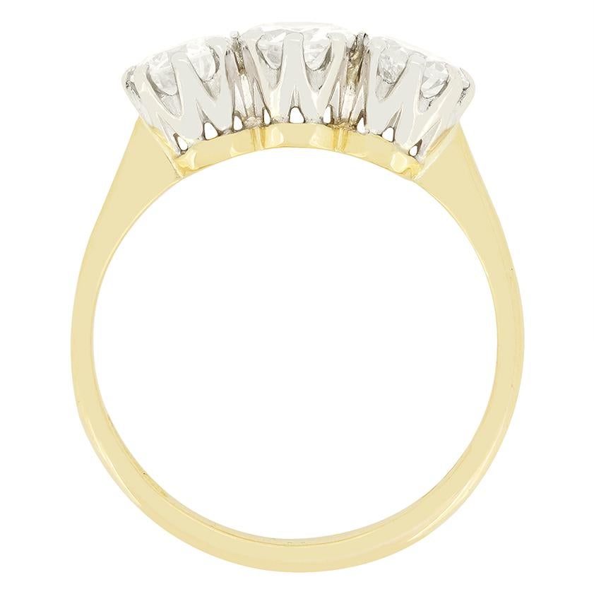Un trio de diamants de taille transitionnelle étincelants est magnifiquement mis en valeur dans cette bague de style déco tardif. La pierre centrale est la plus grosse avec 0,40 carat, tandis que les deux pierres latérales sont de 0,30 carat