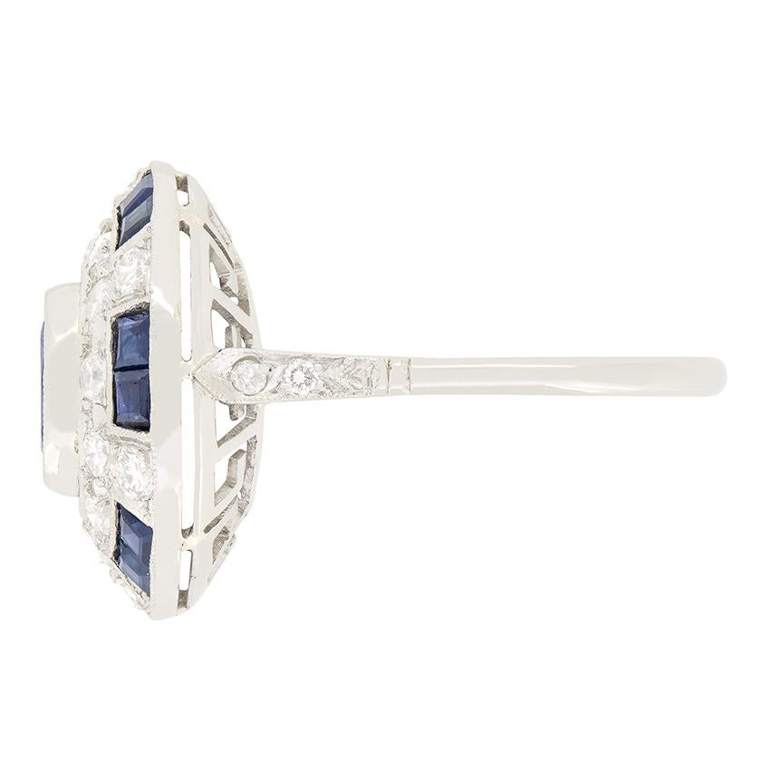 Cluster-Ring mit 1,00 Karat Saphir und Diamant im späten Deko-Stil, ca. 1940er Jahre (Art déco) im Angebot