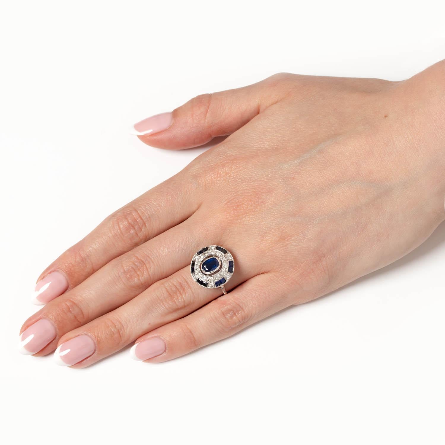Cluster-Ring mit 1,00 Karat Saphir und Diamant im späten Deko-Stil, ca. 1940er Jahre im Zustand „Gut“ im Angebot in London, GB