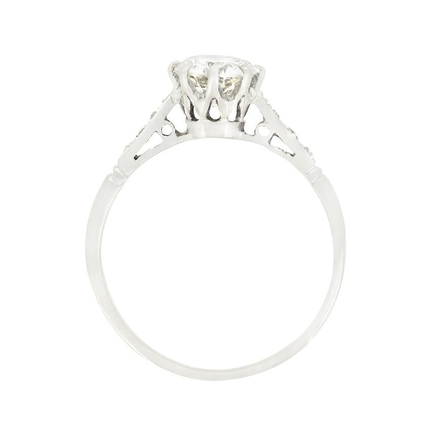 Questo intramontabile anello solitario in stile Late Deco presenta al centro uno scintillante diamante di taglio transitorio. Il diamante da 1,05 carati ha colore I e purezza VS ed è incastonato in oro bianco da 18 carati. Ogni spalla è impreziosita
