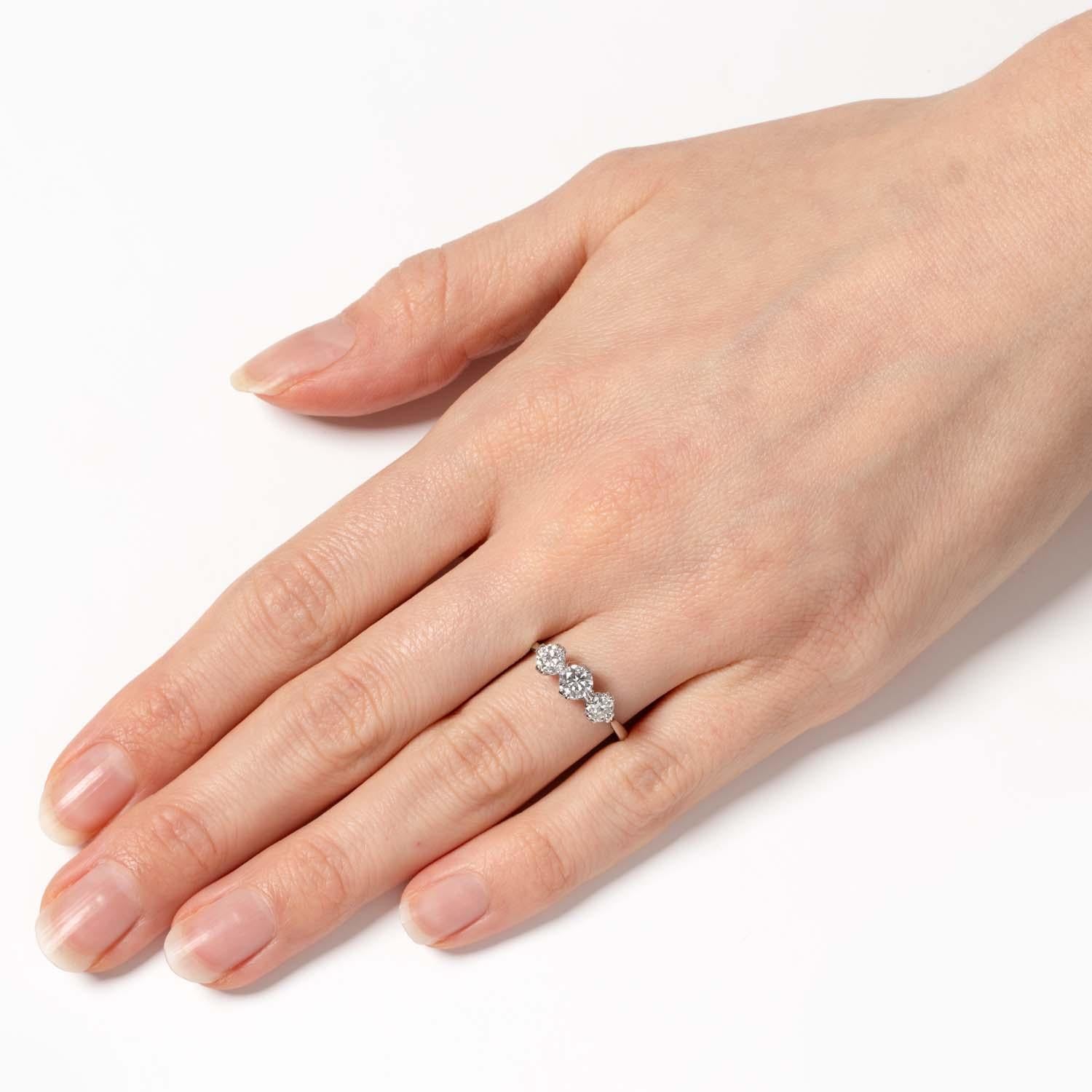 Late Deco 1.10ct Diamond Trilogy Ring, c.1930s In Good Condition For Sale In London, GB