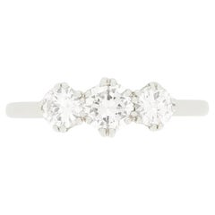 Anillo trilogía de diamantes de 1,10 ct de la época Decó tardía, c.1940