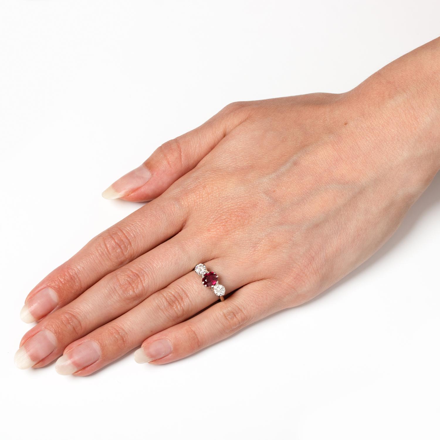 Late Deco 1.20ct Ruby and Diamond Trilogy Ring, c.1940s In Good Condition For Sale In London, GB