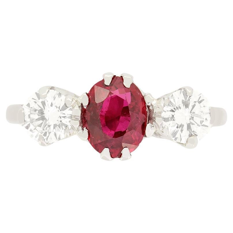 Anillo trilogía de rubíes y diamantes de 1,20 ct de la época Decó tardía, c.1940