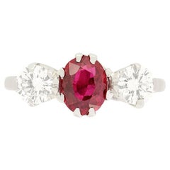 Anillo trilogía de rubíes y diamantes de 1,20 ct de la época Decó tardía, c.1940