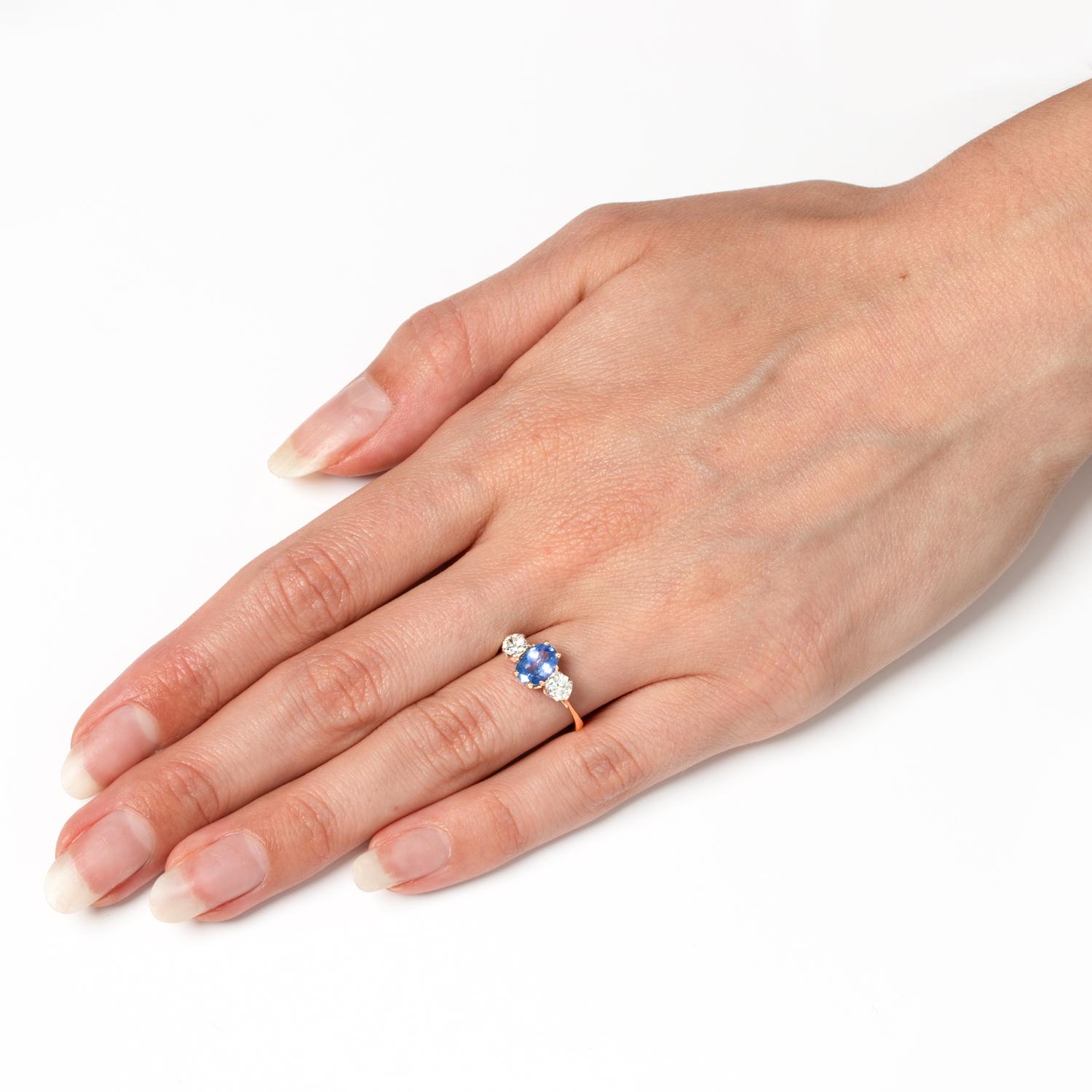 Late Deco 1.25ct Sapphire and Diamond Trilogy Ring, c.1940s In Good Condition In London, GB