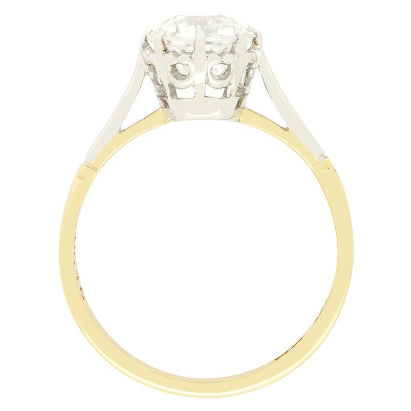 Questo elegante anello solitario risale agli anni '30 e all'epoca del tardo decò. Uno splendido diamante taglio vecchio da 1,37 carati è al centro della scena, incastonato in un anello a griffe.  montatura a illusione in platino. Il diamante ha un