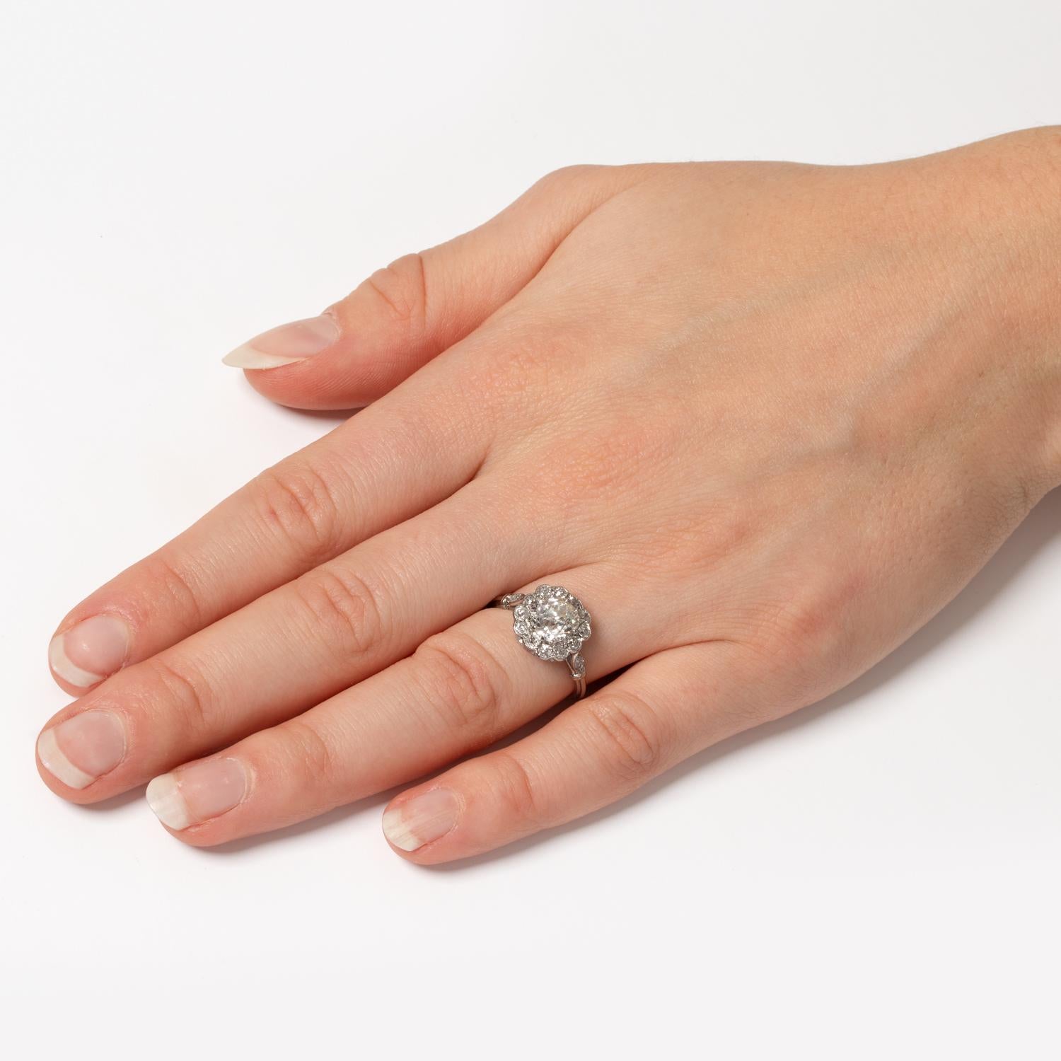 Spätdeko 1,60ct Diamant-Halo-Ring, ca. 1930er Jahre im Zustand „Gut“ im Angebot in London, GB