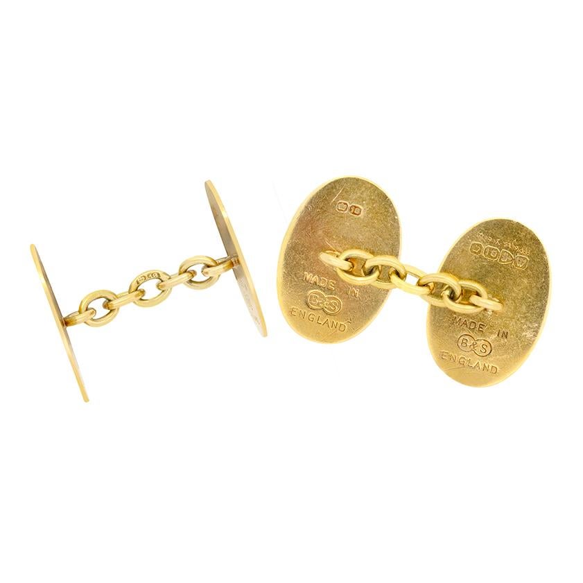 Marchiati 1947, questi affascinanti gemelli Deco sono realizzati in oro giallo 18 carati. Caratterizzati da un motivo a croce intagliato su ogni piastra, questi gemelli a catena pesano 7 grammi. Il regalo perfetto per l'uomo speciale della tua