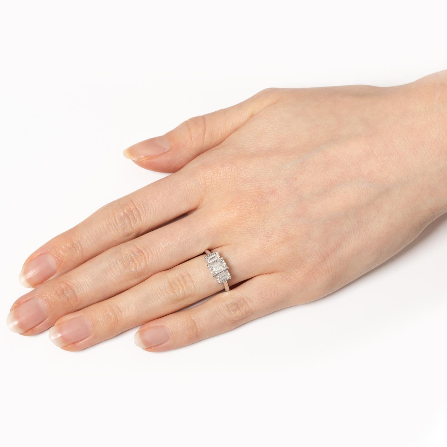 Women's or Men's Late Deco 2.00ct Diamond Three Stone Ring, c.1940s For Sale