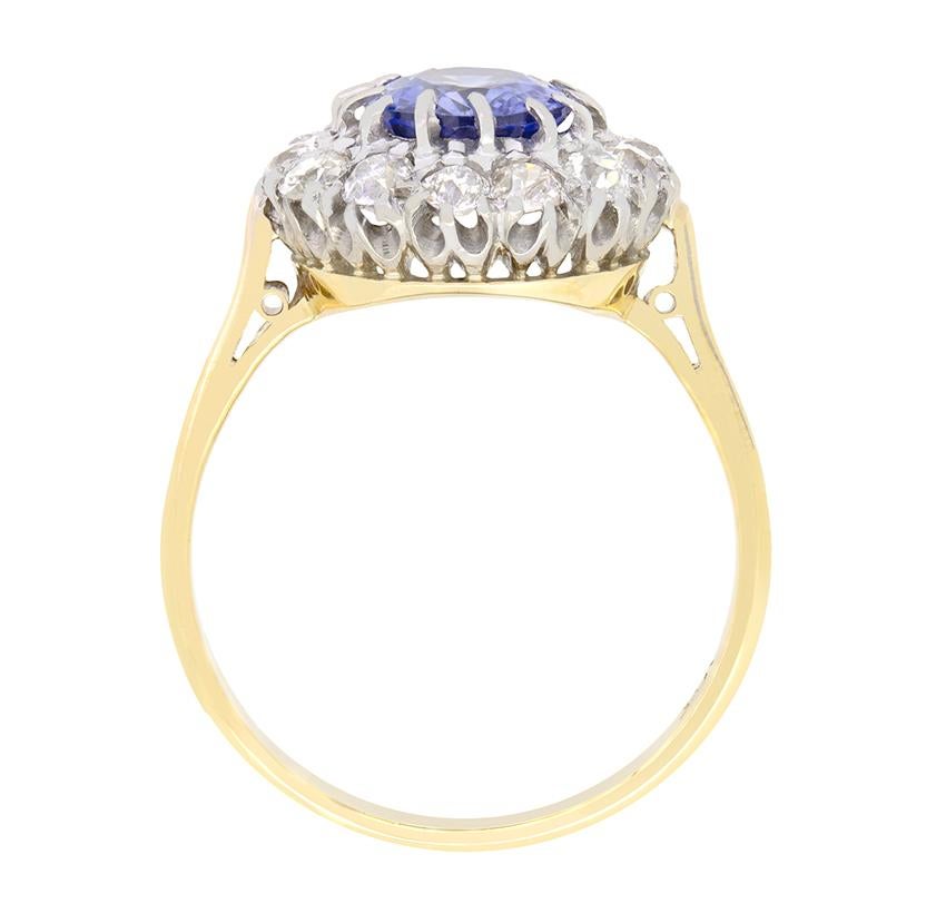 Uno splendido zaffiro blu chiaro è il protagonista di questo anello a grappolo degli anni Trenta. Lo zaffiro è una pietra ovale da 2,00 carati, sapientemente incastonata nel platino. Intorno allo zaffiro sono incastonati tredici diamanti taglio