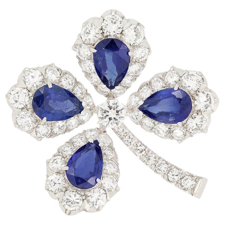 Late Deco 2.00ct Sapphire and Diamond Flower Brooch, c.1930s For Sale