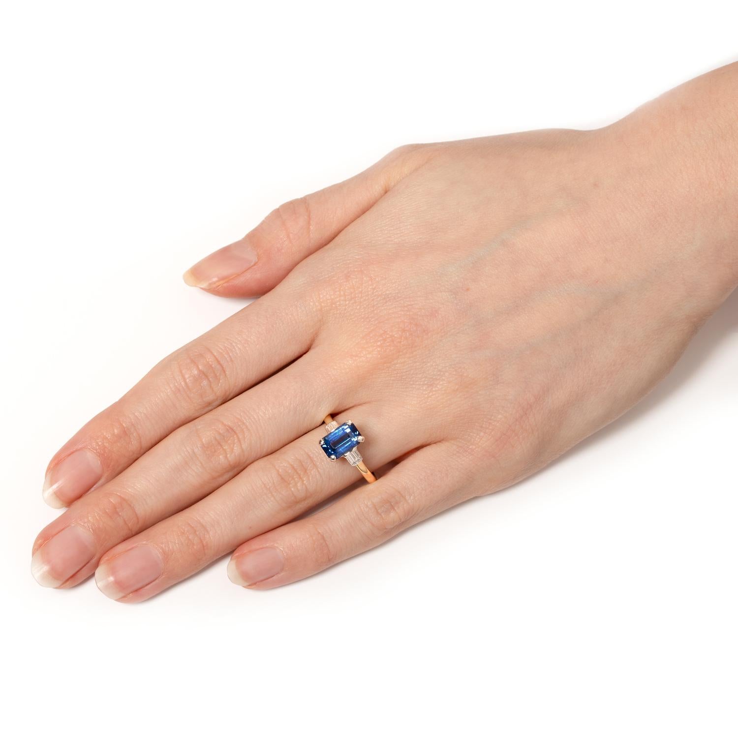 Women's or Men's Late Deco 2.80ct Sapphire Solitaire Ring, c.1940s For Sale