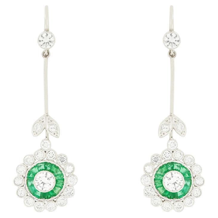 Boucles d'oreilles à cible en diamant et émeraude, A.I.C., c.1940. en vente