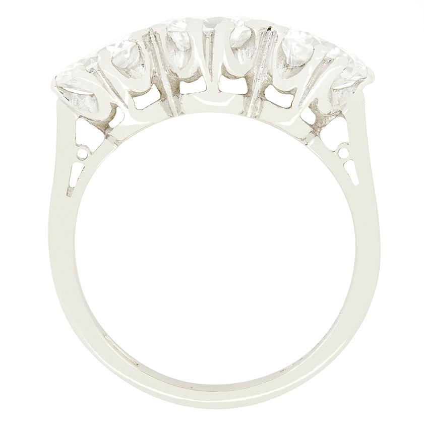 Cette bague classique à trois pierres de style Late Deco met en valeur un trio de magnifiques diamants de taille transitionnelle. Chaque diamant correspond parfaitement à la taille de 1,00ct avec une valeur de 1,00ct.  de couleur F à G et de pureté