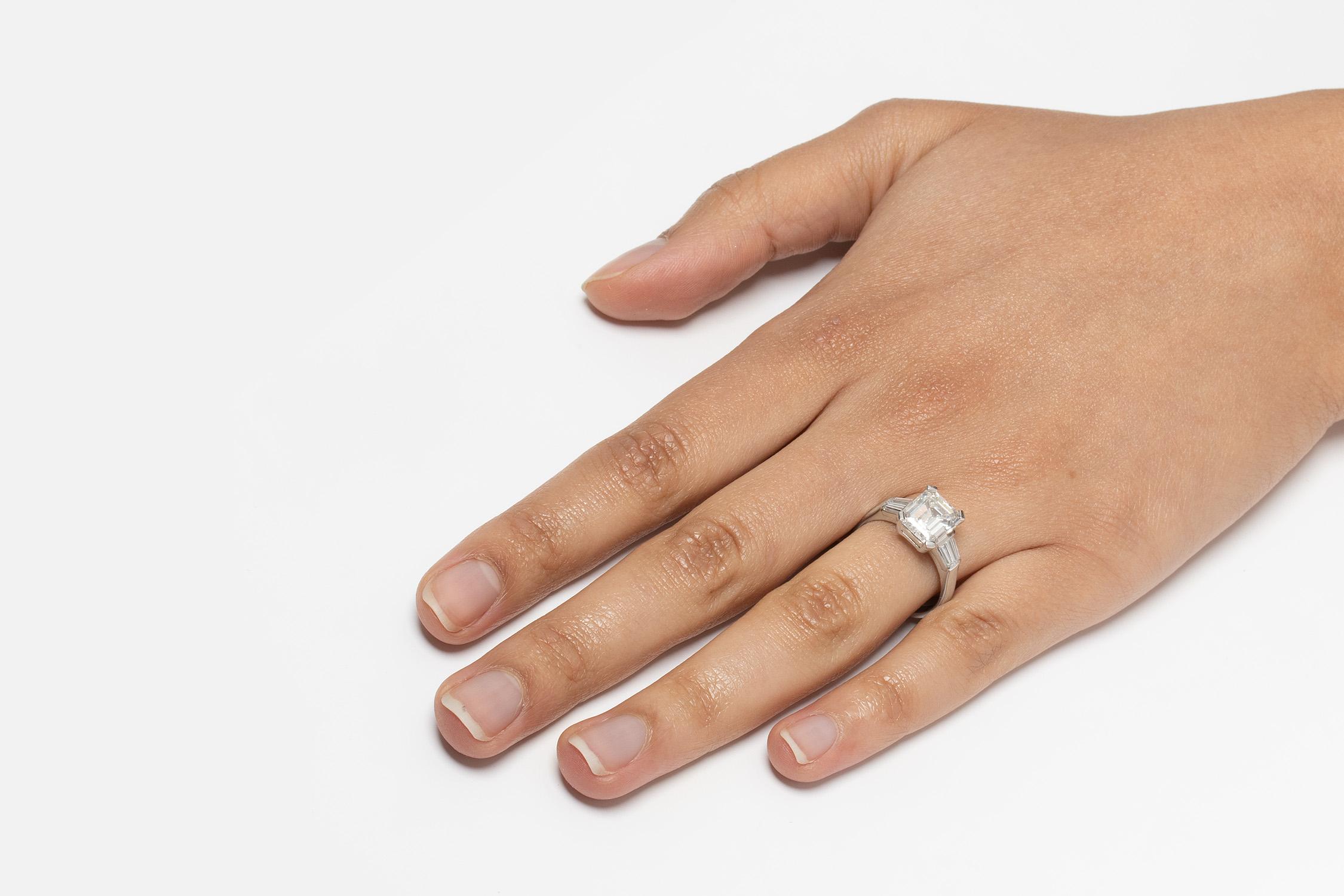 Bague en diamant de 3,18 ct de style déco tardif, C.1940s. Unisexe en vente