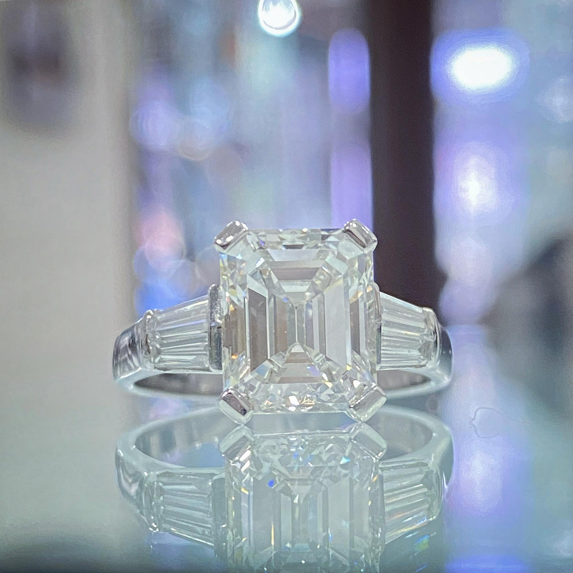 Bague en diamant de 3,18 ct de style déco tardif, C.1940s. en vente 2