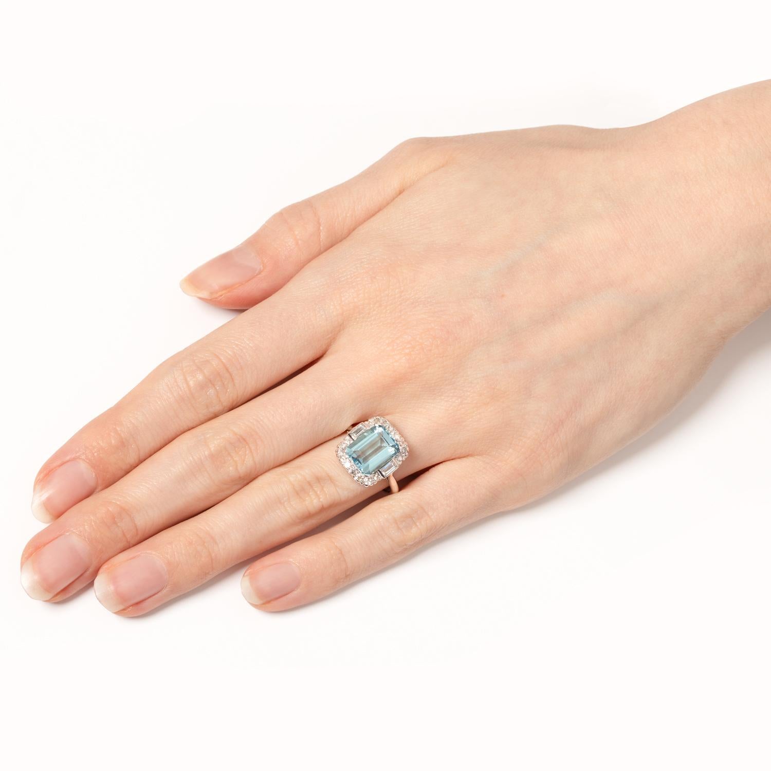 Late Deco 3.20ct Aquamarine and Diamond Cluster Ring, c.1940s In Good Condition For Sale In London, GB