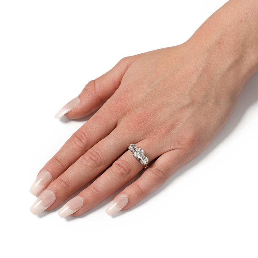 Late Deco 3.20ct Diamond Three Stone Ring, c.1940s In Good Condition For Sale In London, GB