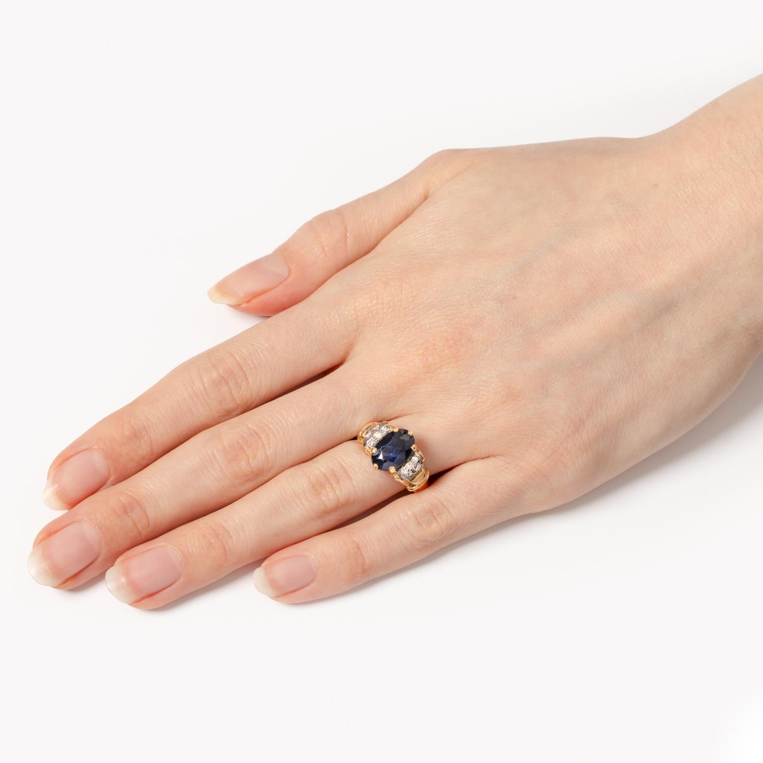 Late Deco 3.20ct Sapphire and Diamond Cluster Ring, c.1940s In Good Condition For Sale In London, GB