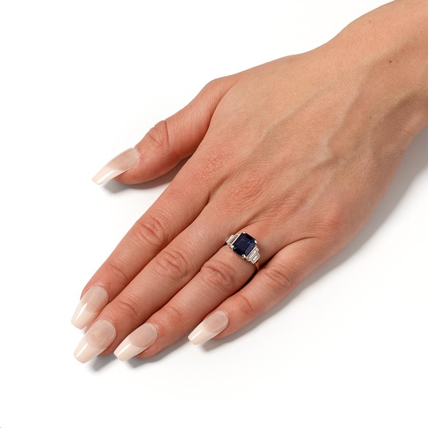Anello tardo-decò con zaffiro e diamanti da 3,50 carati, anni '40 circa In condizioni buone in vendita a London, GB