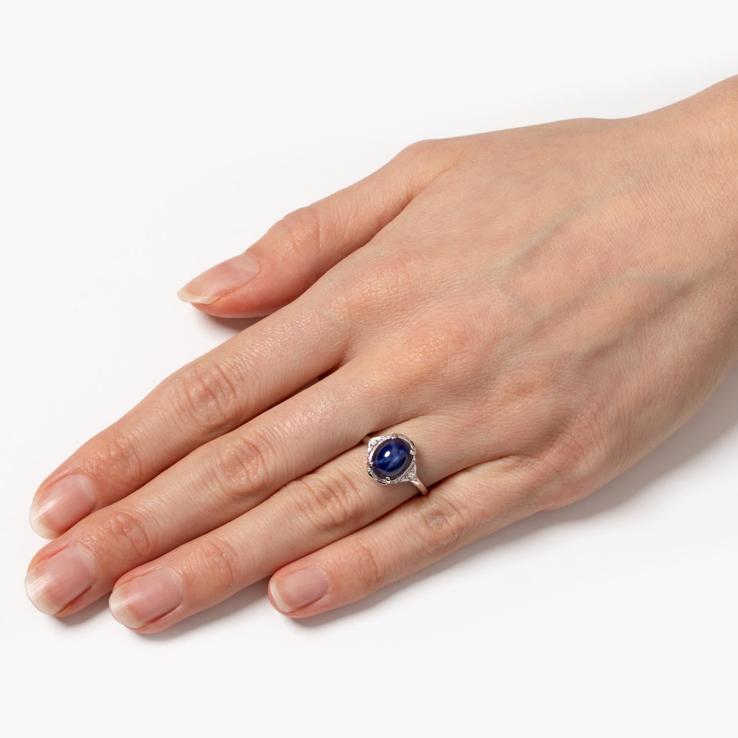 Late Deco 3.75ct Star Sapphire Solitaire Ring, c.1940s In Good Condition For Sale In London, GB