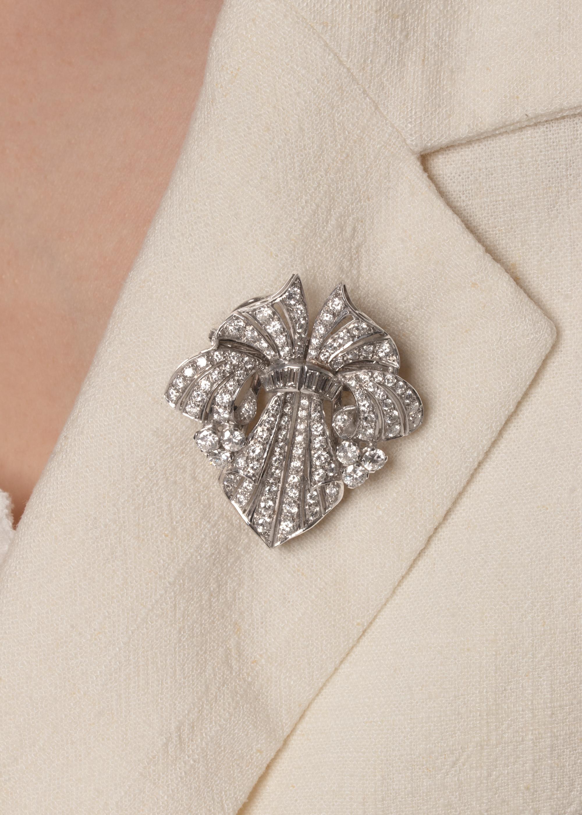 Late Deco 4.00ct Diamond Brooch, c.1940s In Good Condition For Sale In London, GB