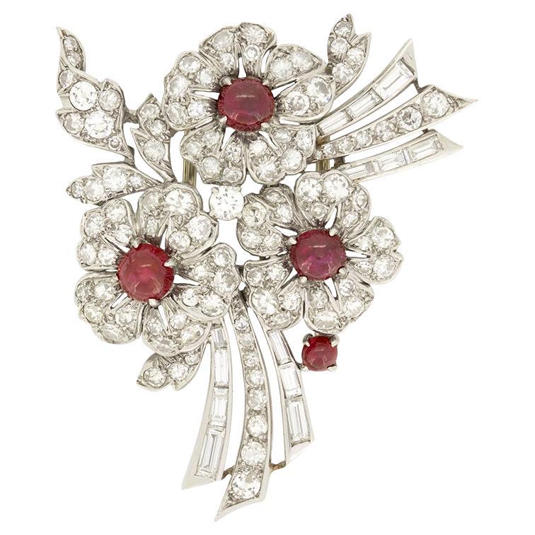 Broche de flor francesa de diamantes y rubíes de 4,65 ct, c.1940