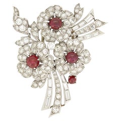 Französische Blumenbrosche im Spätdeko-Stil mit 4,65 Karat Diamanten und Rubinen, ca. 1940er Jahre