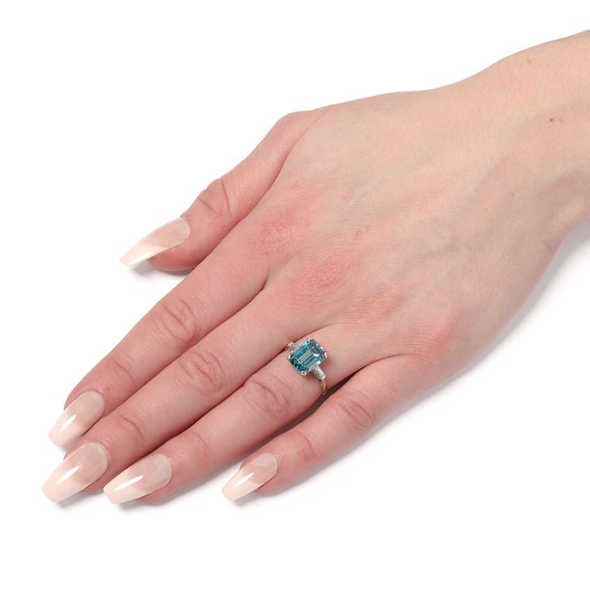 Late Deco 5.00ct Blue Zircon and Diamond Ring, c.1930s In Good Condition For Sale In London, GB