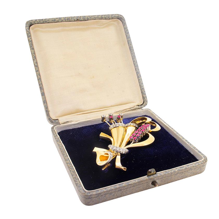 Taille simple Broche fleur en diamants et rubis de la fin de l'époque Art déco, années 1940 en vente