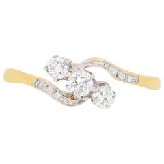 Bague torsadée à trois pierres et diamants, datant de la fin de la période déco, vers les années 1940. Bague torsadée à trois pierres et diamants, datant de la fin de la période déco, vers les années 1940.