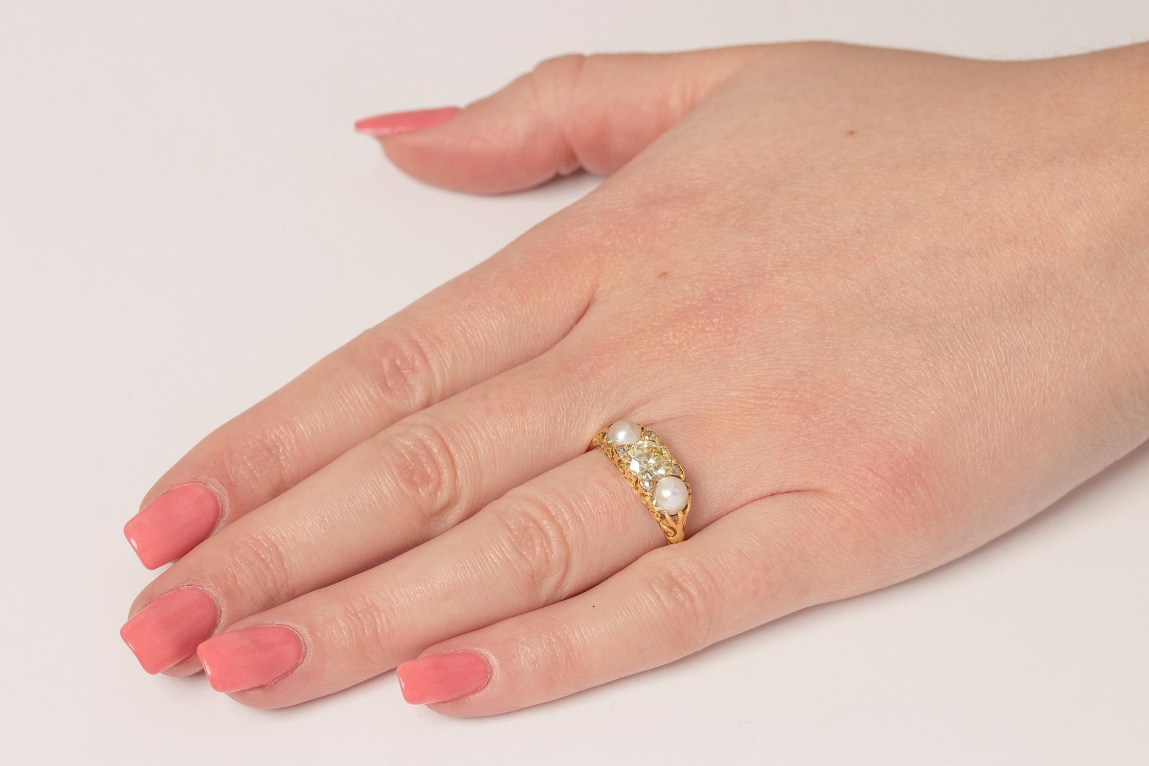 Dreisteiniger Ring aus gelben Diamanten und Perlen im späten Deko-Stil, ca. 1940er Jahre für Damen oder Herren im Angebot