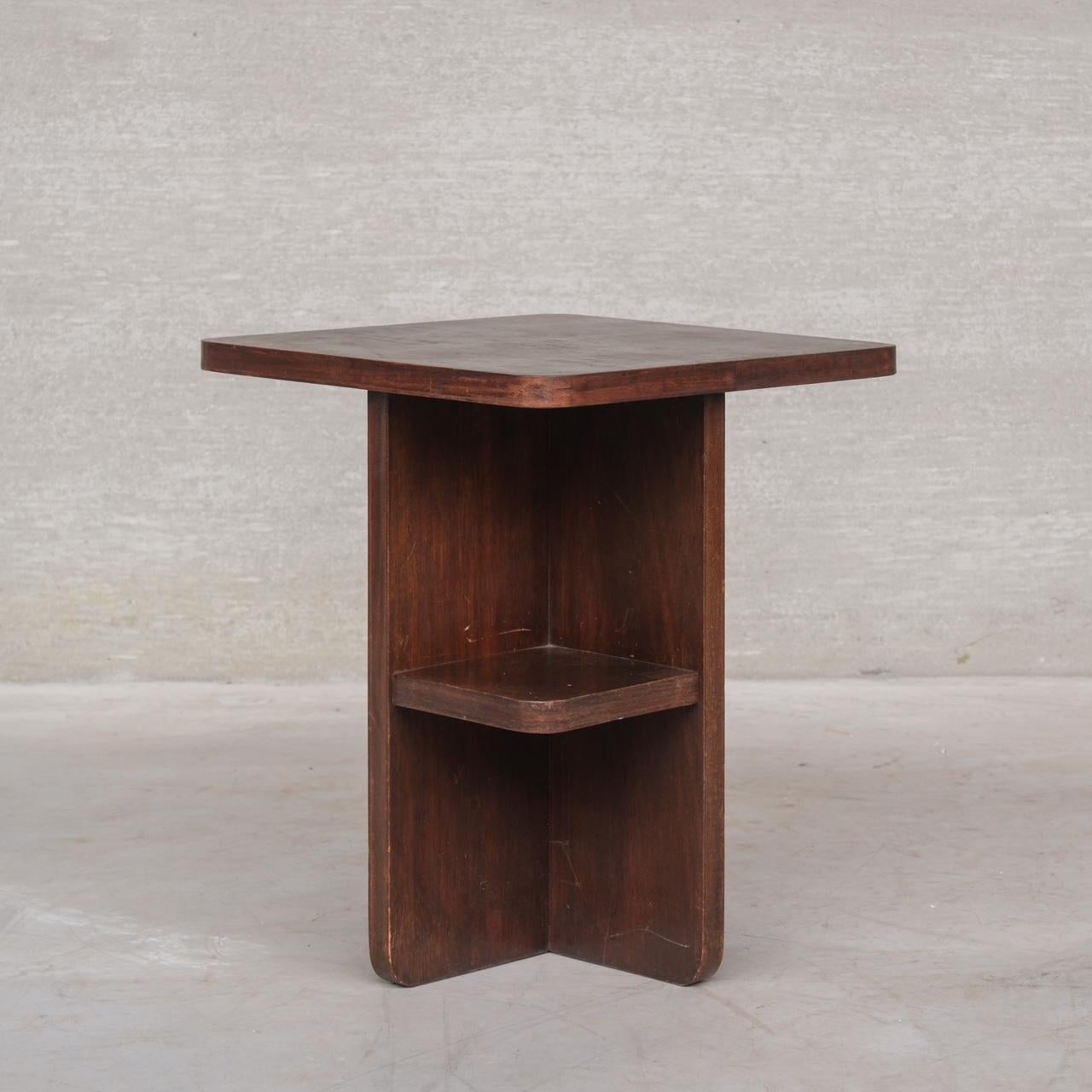 Table d'appoint carrée, avec plateau asymétrique,

France, c1950s. 

Style Art déco. 

Simple mais élégant. 

Bon état.

Réf. interne : 009/01/25/005.

Emplacement : Belgique Gallery.

Dimensions : 55 L x 55 D x 66 H en cm.

Livraison : POA

Nous