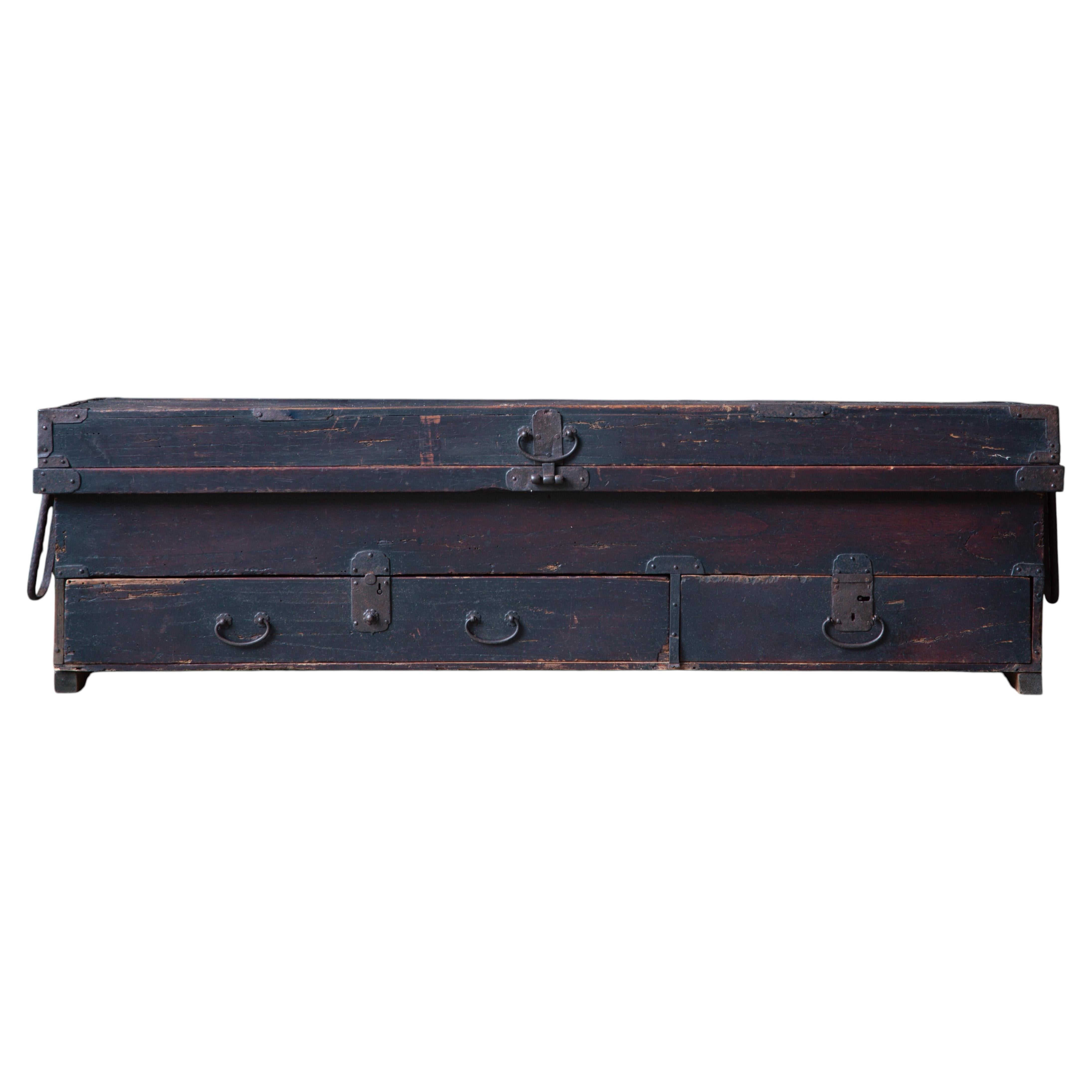 Cassapanca giapponese antica per katana (tansu) del tardo periodo Edo, XIX secolo in vendita
