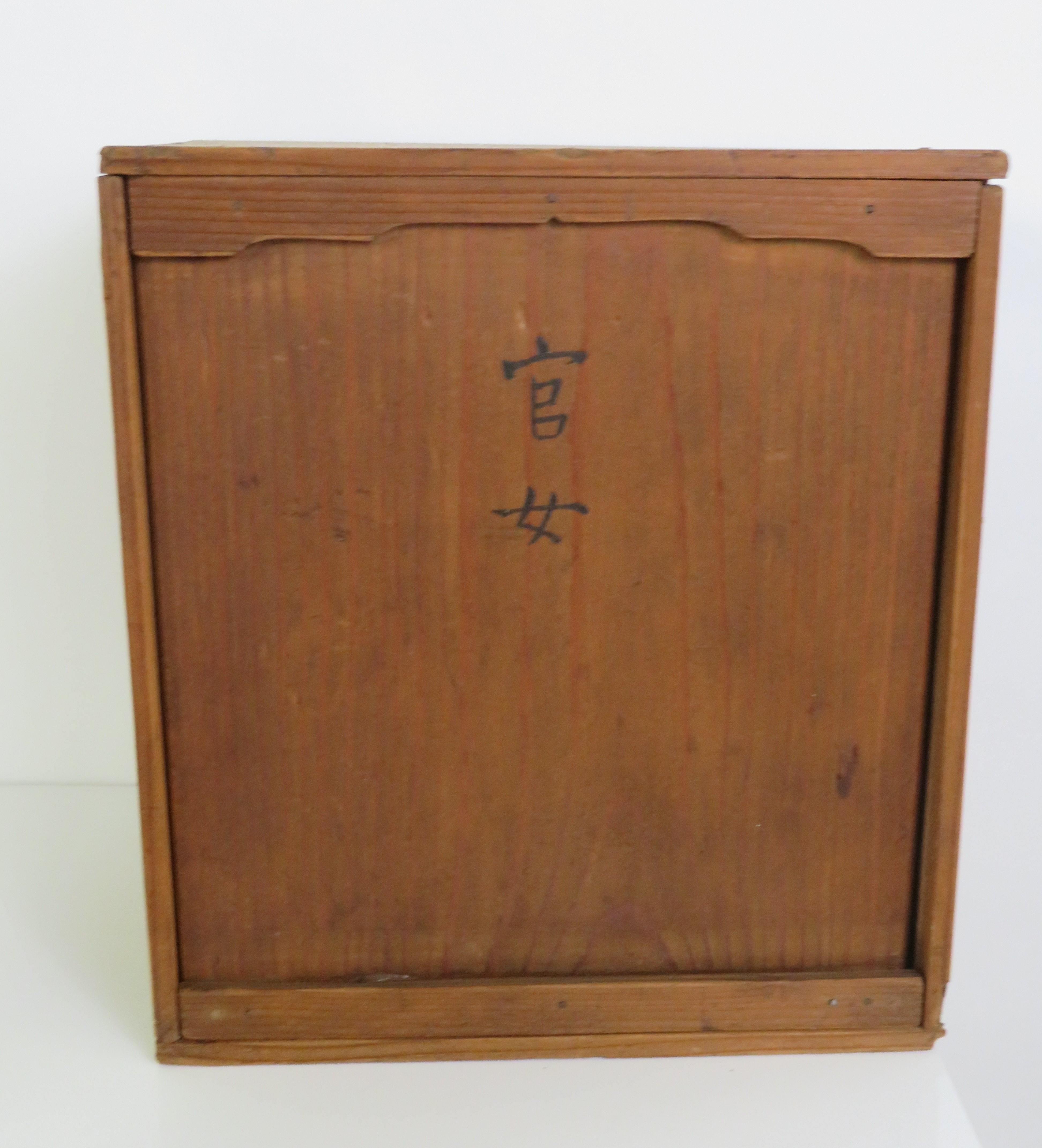 Figures de Sannin-kanjyo ou Trois dames de cour de la fin de la période Edo avec Wood Box Japon en vente 12