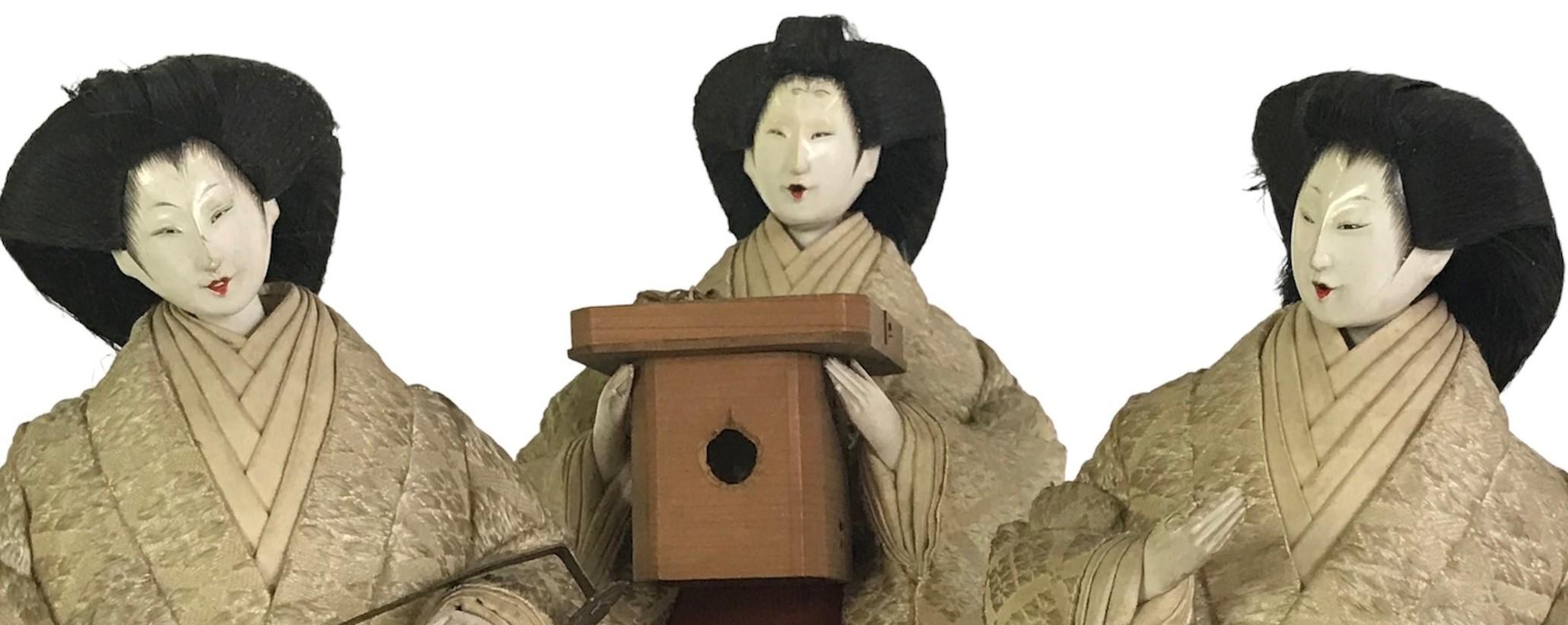Figures de Sannin-kanjyo ou Trois dames de cour de la fin de la période Edo avec Wood Box Japon en vente 2
