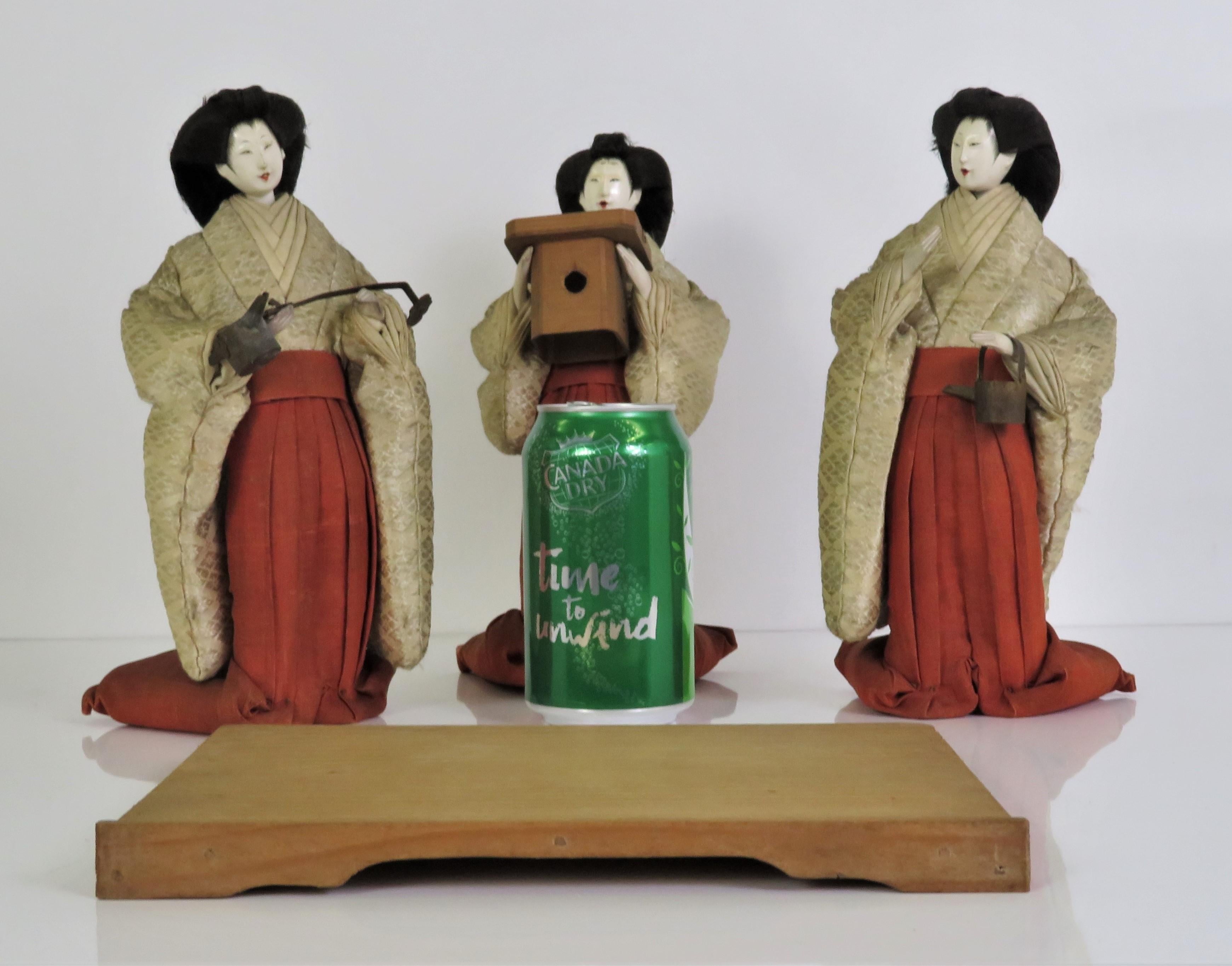 Figures de Sannin-kanjyo ou Trois dames de cour de la fin de la période Edo avec Wood Box Japon Bon état - En vente à Miami, FL