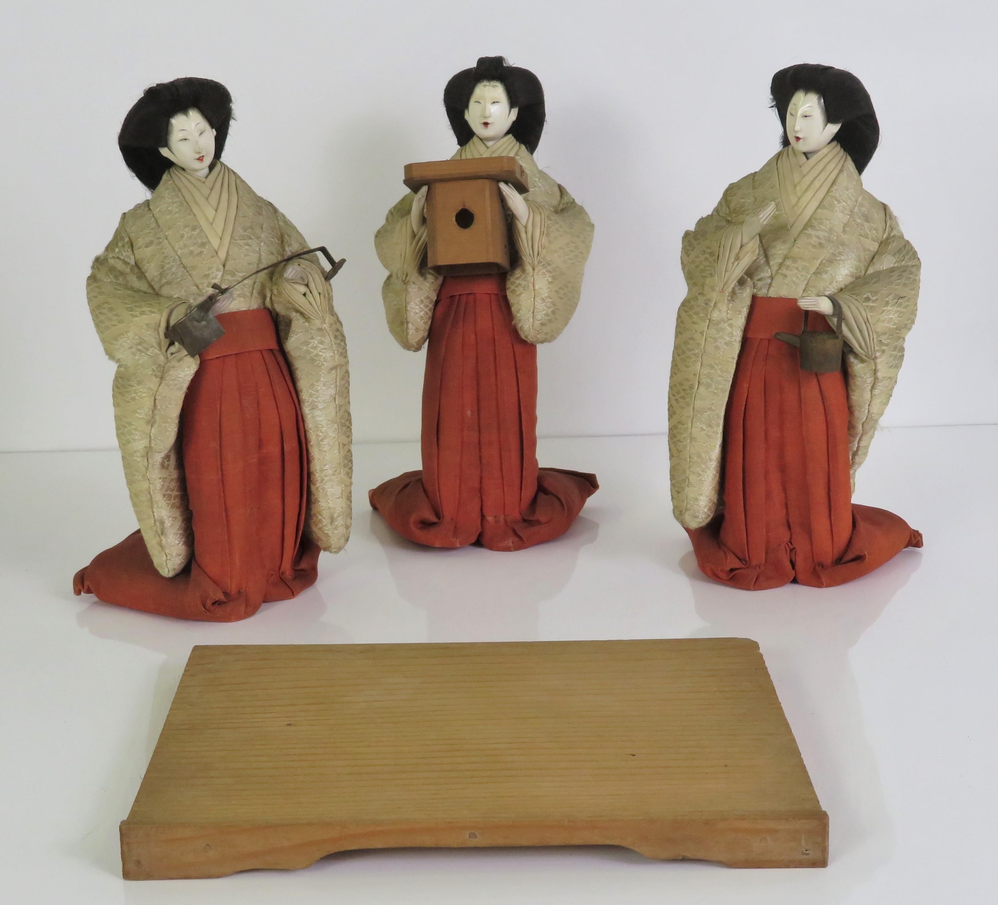 XIXe siècle Figures de Sannin-kanjyo ou Trois dames de cour de la fin de la période Edo avec Wood Box Japon en vente