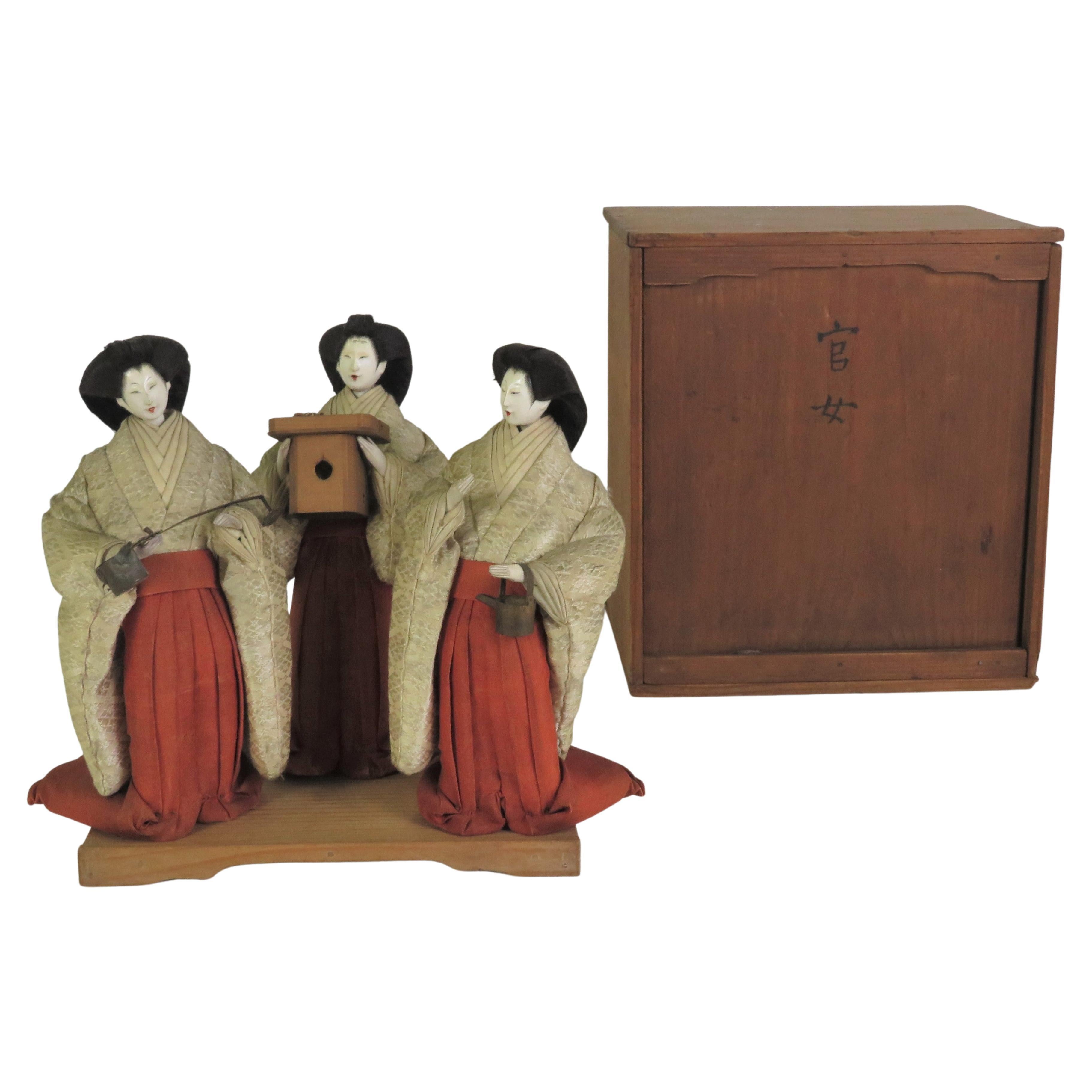 Figures de Sannin-kanjyo ou Trois dames de cour de la fin de la période Edo avec Wood Box Japon en vente