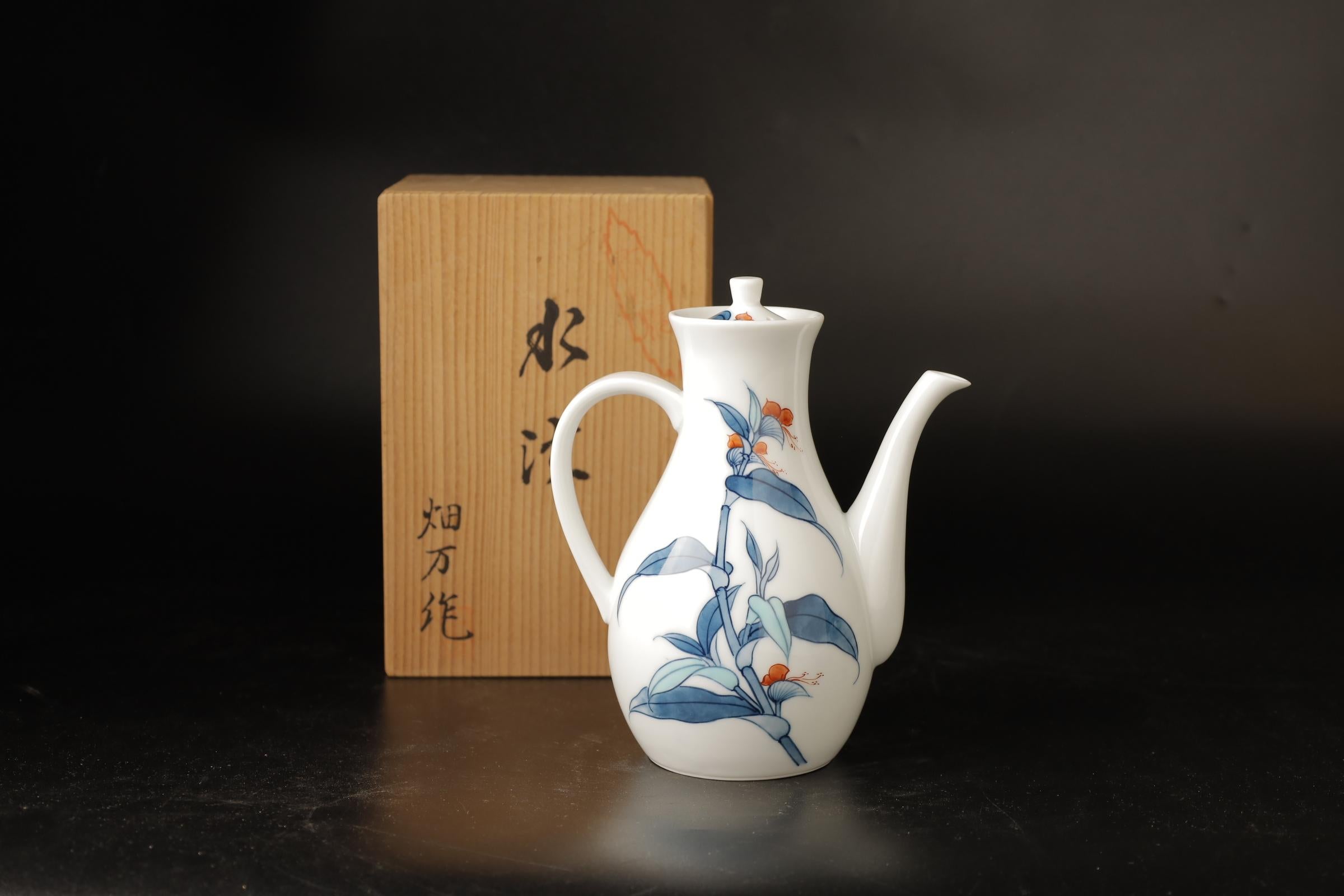 This superb late Edo period porcelain teapot is a masterpiece of Japanese craftsmanship. It was made by the Hataman Touen Corporation in Imari, Saga Prefecture, a region with a long and rich history of porcelain production. The teapot is made of