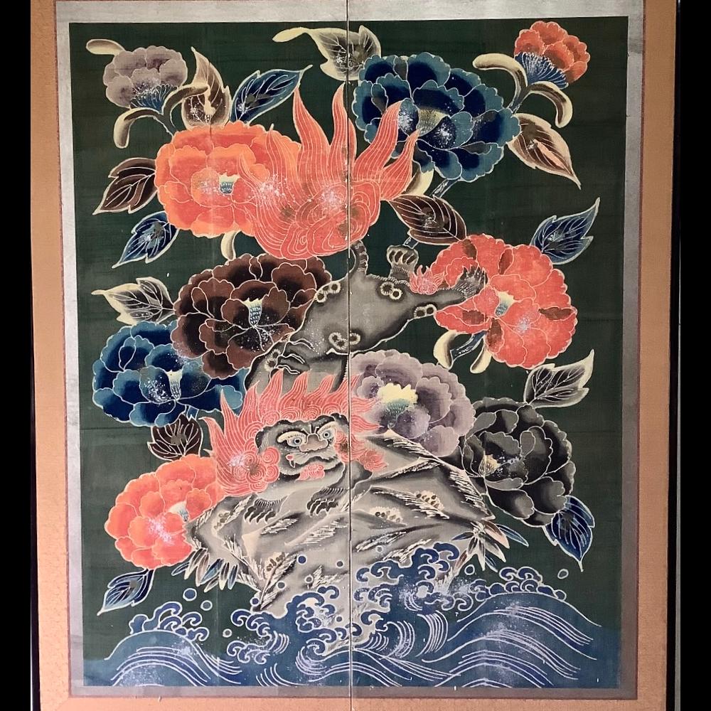 Paravent Auspicious Shishi Batik
Période : Fin de l'ère Edo
Taille : 145x173 cm (57x68 pouces)
SKU : PTA62

Entrez dans le monde mythique du Japon de la fin de l'ère Edo avec notre écran batik rayonnant représentant le Shishi, ou lion mythique