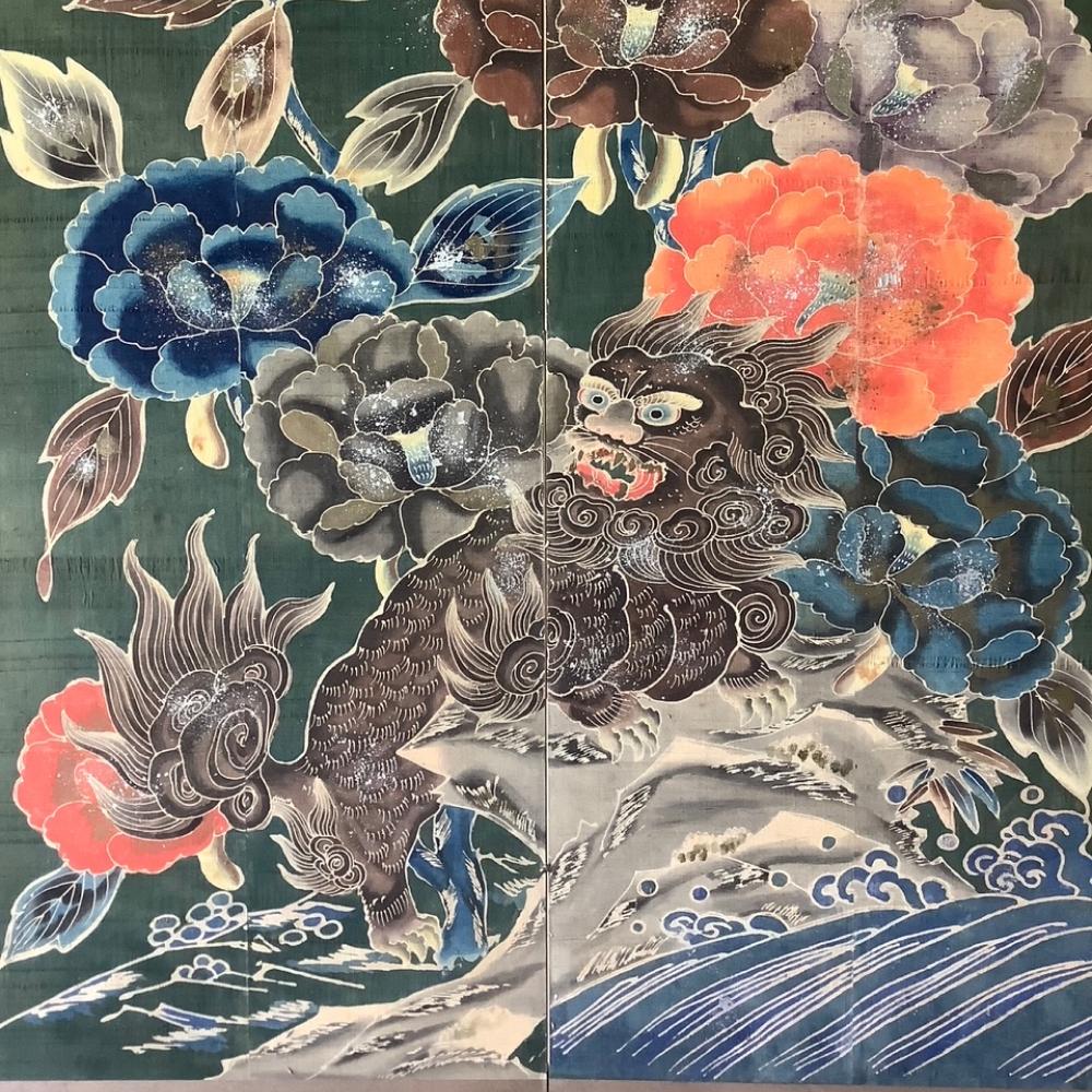 Paravent Auspicious Shishi Batik
Période : Fin de l'ère Edo
Taille : 145x173 cm (57x68 pouces)
SKU : PTA62

Entrez dans le monde mythique du Japon de la fin de l'ère Edo avec notre écran batik rayonnant représentant le Shishi, ou lion mythique